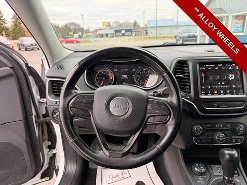 Used 2019 Jeep Cherokee Trailhawk w/ Comfort & Convenience Group AWD/4WD image 17