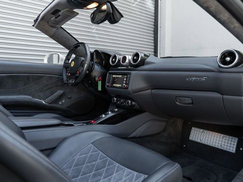 Used 2015 Ferrari California T image 2