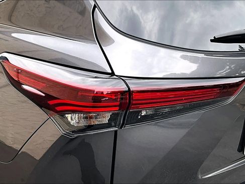 Certified 2025 Toyota Highlander Limited FWD image 29