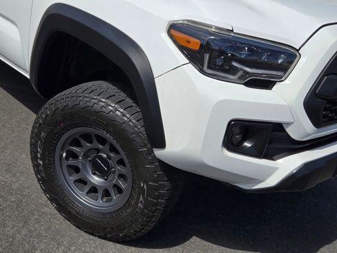 Used 2019 Toyota Tacoma TRD Off-Road w/ Technology Package AWD/4WD image 9