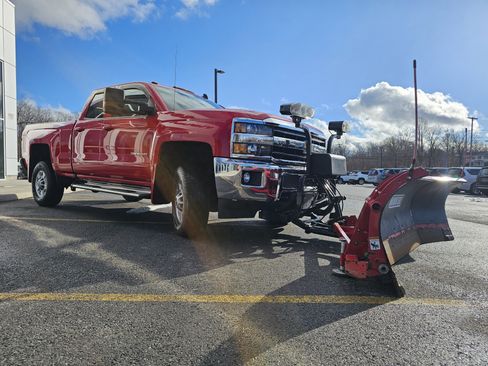 Used 2018 Chevrolet Silverado 2500 LT w/ LT Convenience Package image 3
