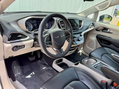 Used 2023 Chrysler Pacifica Touring-L FWD image 10