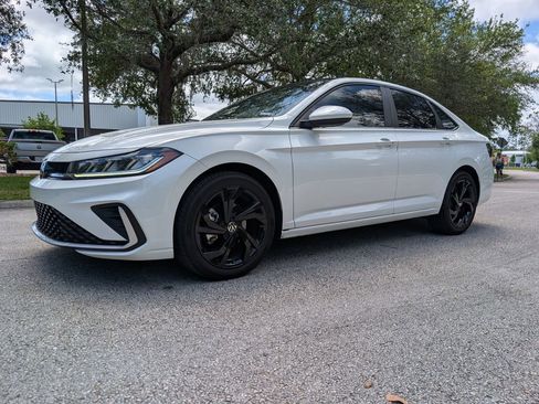 Used 2025 Volkswagen Jetta SE image 3