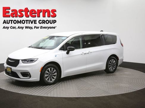 Used 2024 Chrysler Pacifica Select image 58