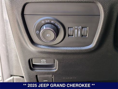 New 2025 Jeep Grand Cherokee Limited w/ Black Appearance Package image 18