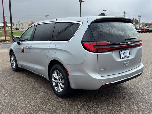New 2026 Chrysler Pacifica Select AWD/4WD image 3