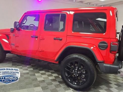 Used 2025 Jeep Wrangler Unlimited Sahara w/ Safety Group AWD/4WD image 5