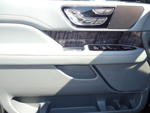 Used 2019 Lincoln Navigator Reserve AWD/4WD image 26