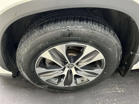 Used 2021 Toyota Highlander XLE AWD/4WD image 8