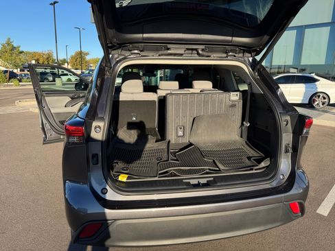 Used 2024 Toyota Highlander LE image 34