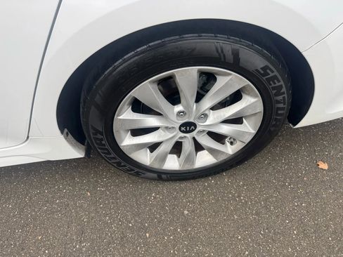 Used 2018 Kia Optima LX w/ 17" Alloy Wheels Package image 11