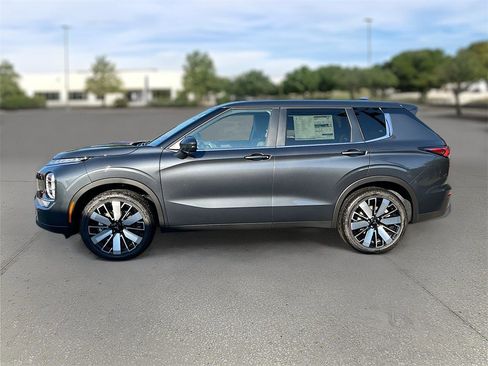 New 2025 Mitsubishi Outlander SE image 4