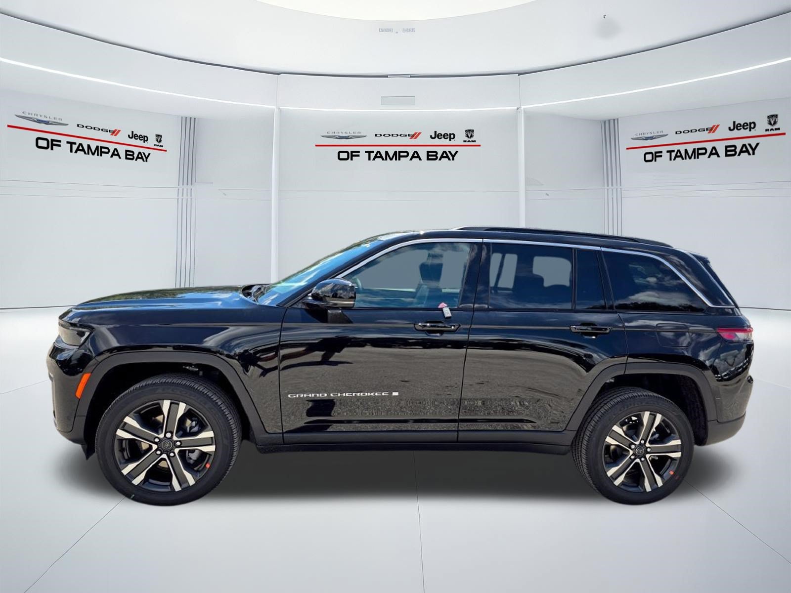 New 2027 Jeep Grand Cherokee Limited w/ Technology Group II AWD/4WD image 3