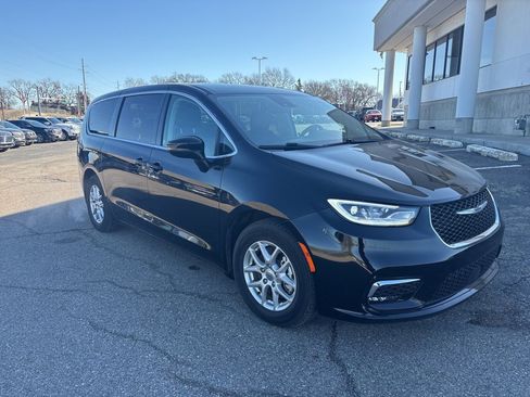 Used 2024 Chrysler Pacifica Touring-L image 1