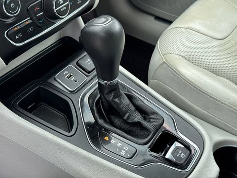 Used 2019 Jeep Cherokee Limited FWD image 27