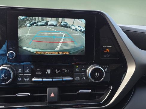 Used 2023 Toyota Highlander XLE image 30