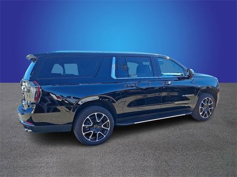 Used 2025 Chevrolet Suburban Premier image 4