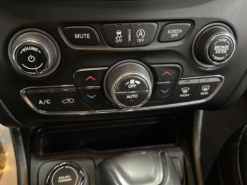 Certified 2022 Jeep Cherokee Limited image 24