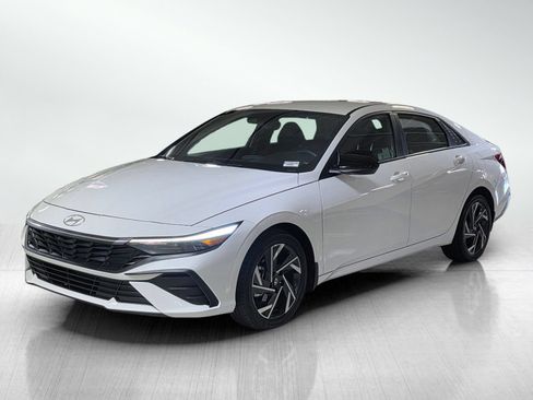 Certified 2025 Hyundai Elantra Sport FWD image 3