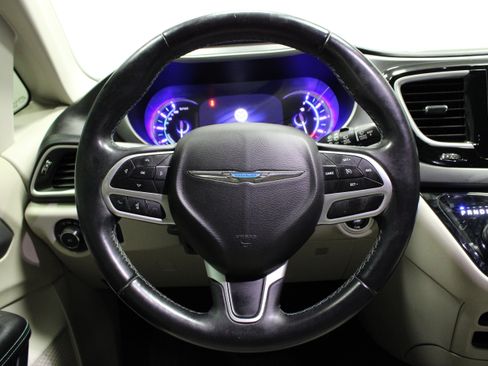 Used 2018 Chrysler Pacifica Touring-L FWD image 22