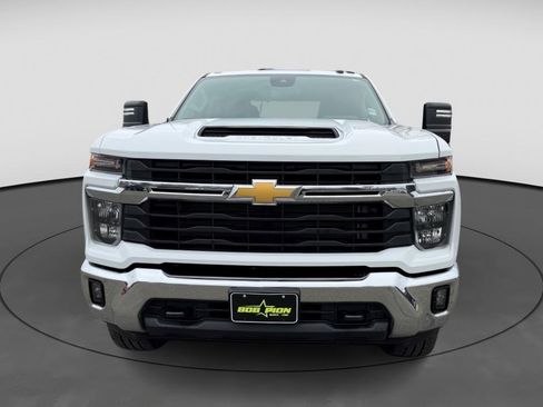 Used 2024 Chevrolet Silverado 2500 LT w/ Convenience Package image 2
