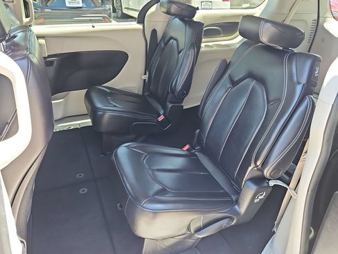 Used 2023 Chrysler Pacifica Touring-L FWD image 24