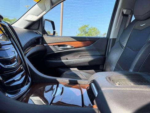 Used 2019 Cadillac Escalade Luxury AWD/4WD image 25