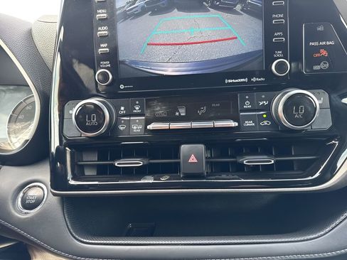 Used 2022 Toyota Highlander XLE FWD image 20