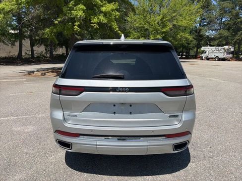 Used 2022 Jeep Grand Cherokee Overland w/ Luxury Tech Group IV AWD/4WD image 4