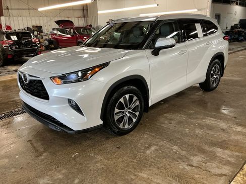 Used 2022 Toyota Highlander XLE AWD/4WD image 1