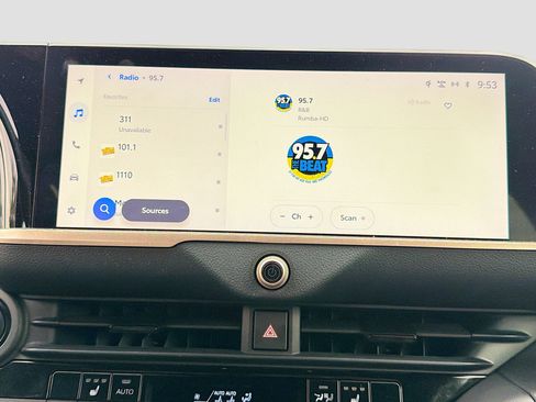 Used 2023 Toyota Crown Limited image 28