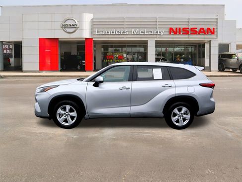 Used 2023 Toyota Highlander L image 6