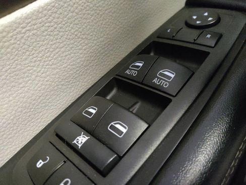 Used 2022 Chrysler Voyager LX FWD image 27