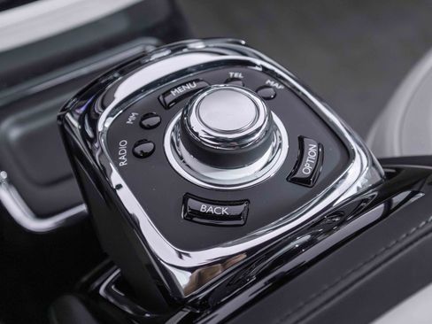 Used 2013 Rolls-Royce Phantom Drophead Coupe image 32