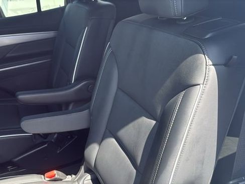 Used 2025 Buick Enclave Preferred FWD image 25