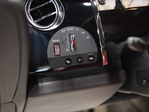 Used 2018 Rolls-Royce Wraith RWD image 18