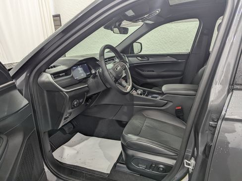 New 2025 Jeep Grand Cherokee Altitude image 14