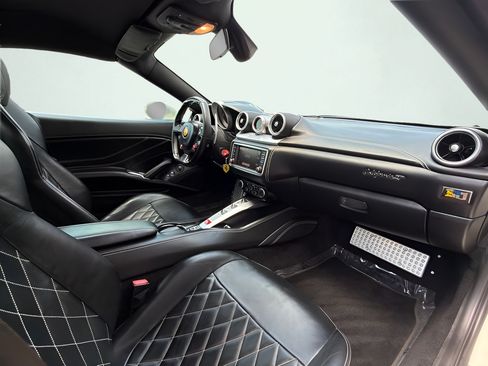 Used 2015 Ferrari California T RWD image 35