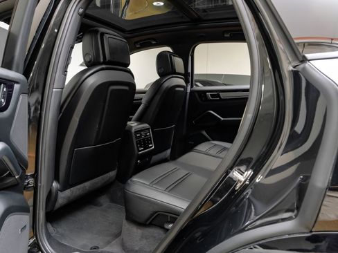 Used 2023 Porsche Cayenne Platinum Edition image 41