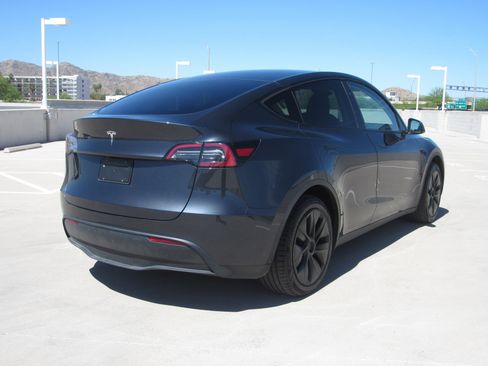 Used 2024 Tesla Model Y 2WD image 5