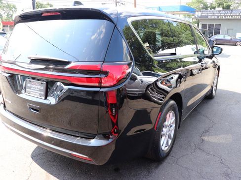 Used 2026 Chrysler Pacifica Select FWD image 5