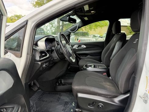 Used 2020 Chrysler Pacifica Touring w/ S Appearance Package FWD image 10