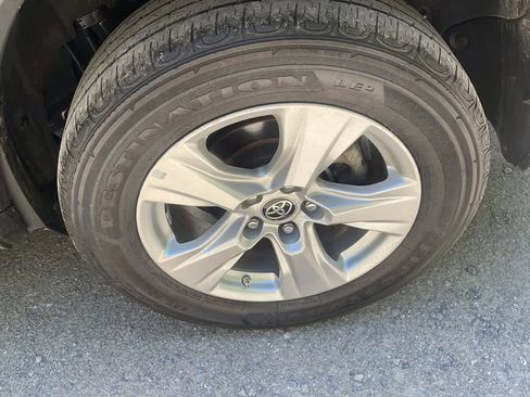 Used 2021 Toyota RAV4 LE AWD/4WD image 24