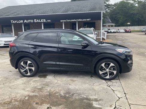 Used 2017 Hyundai Tucson Sport FWD image 2