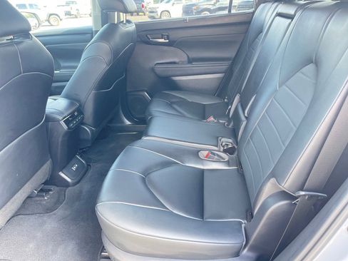 Used 2023 Toyota Highlander XLE image 12