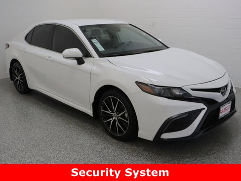 Used 2024 Toyota Camry SE image 4