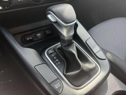 Used 2025 Kia Soul LX w/ LX Technology Package FWD image 36