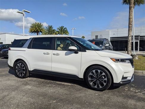 Used 2024 Kia Carnival EX image 2