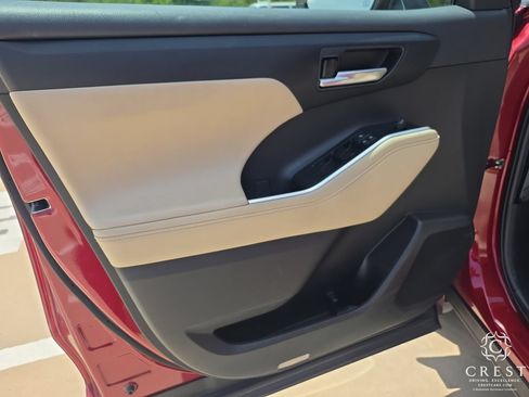 Used 2023 Toyota Highlander XLE FWD image 7