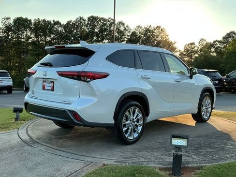 Used 2023 Toyota Highlander Limited FWD image 7